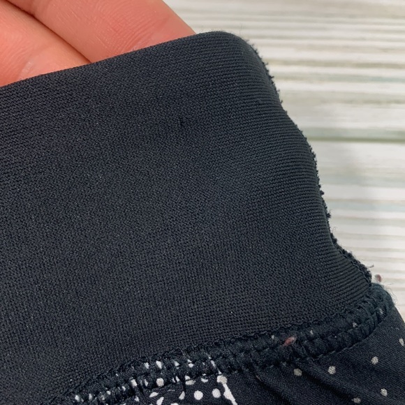 Under Armour running shorts with compression - Picture 9 of 9